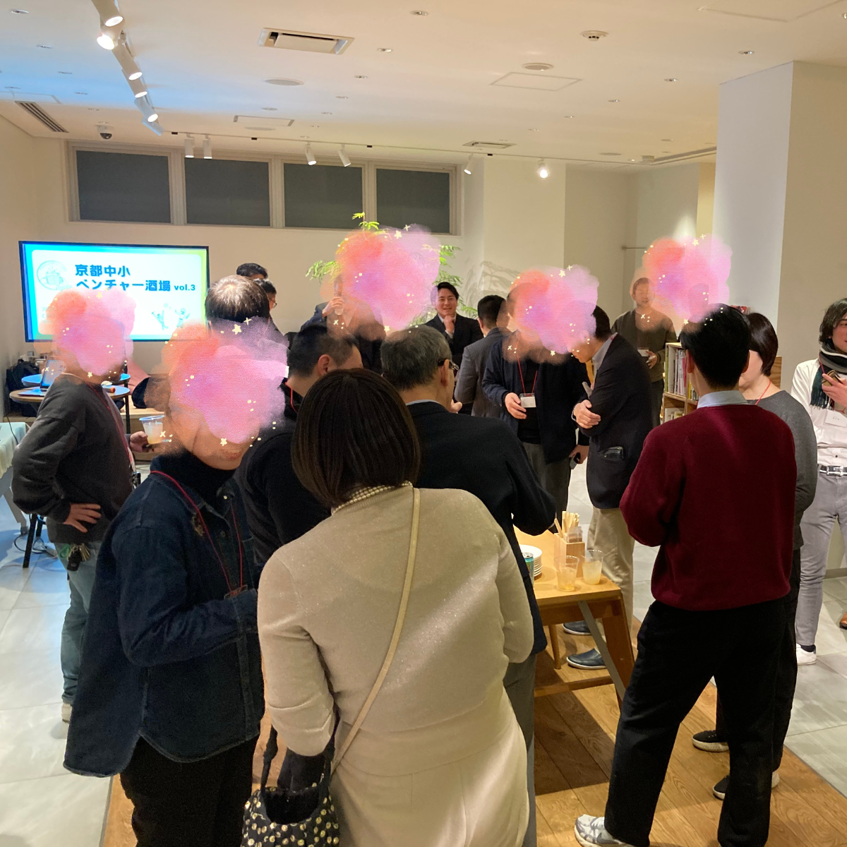 京都中小ベンチャー酒場の雰囲気、温かい光に包まれた空間