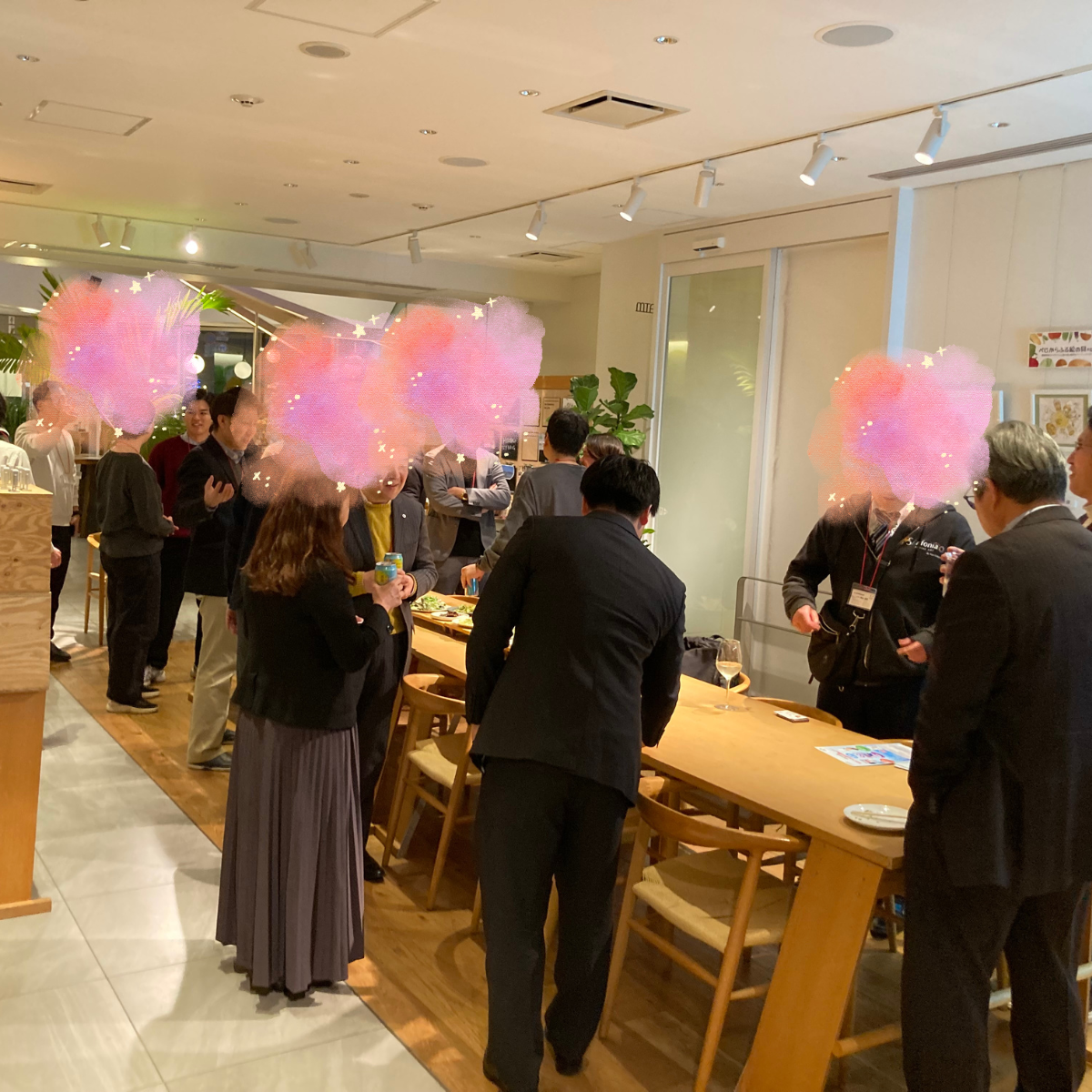 京都中小ベンチャー酒場の特別な瞬間、人々の笑顔