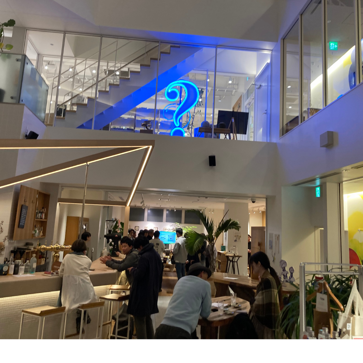 京都中小ベンチャー酒場の全景、温かい雰囲気に包まれた空間